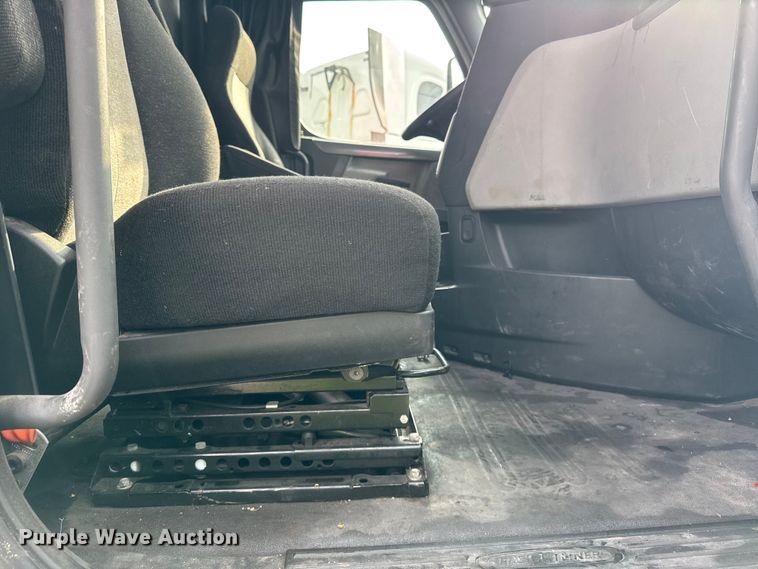 image for item YA1675 2018 Freightliner Cascadia semi truck