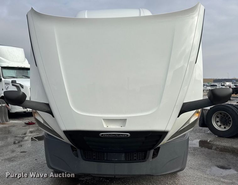 image for item YA1675 2018 Freightliner Cascadia semi truck