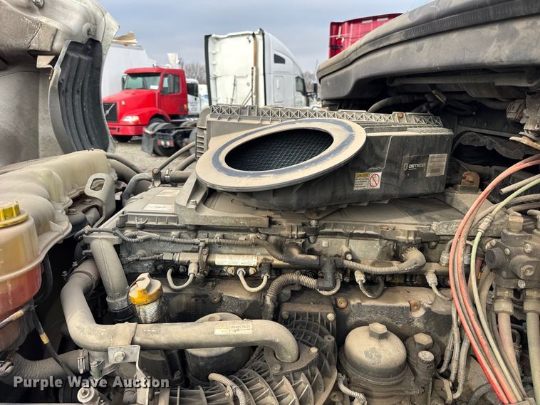 image for item YA1675 2018 Freightliner Cascadia semi truck