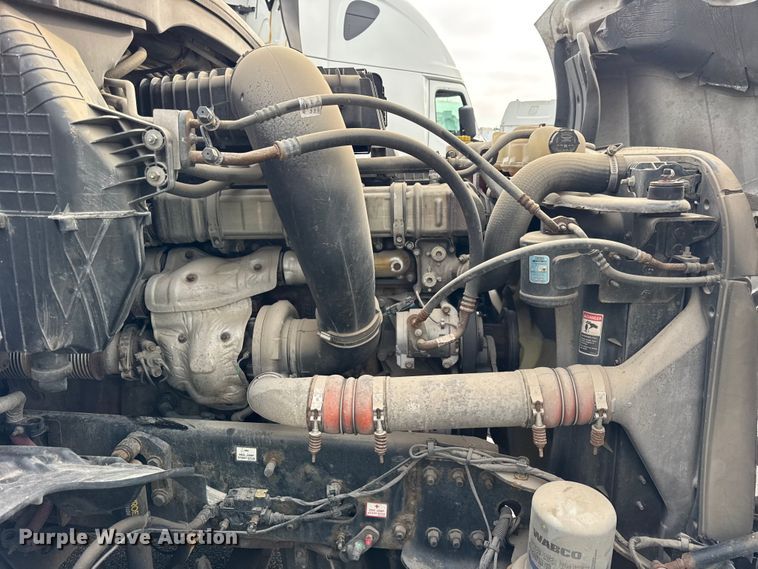 image for item YA1675 2018 Freightliner Cascadia semi truck