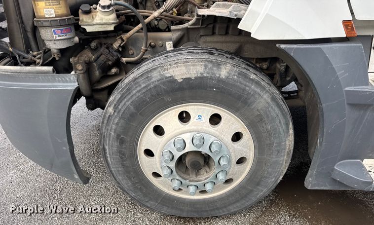 image for item YA1675 2018 Freightliner Cascadia semi truck