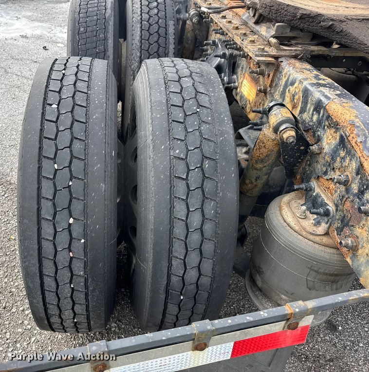 image for item YA1675 2018 Freightliner Cascadia semi truck