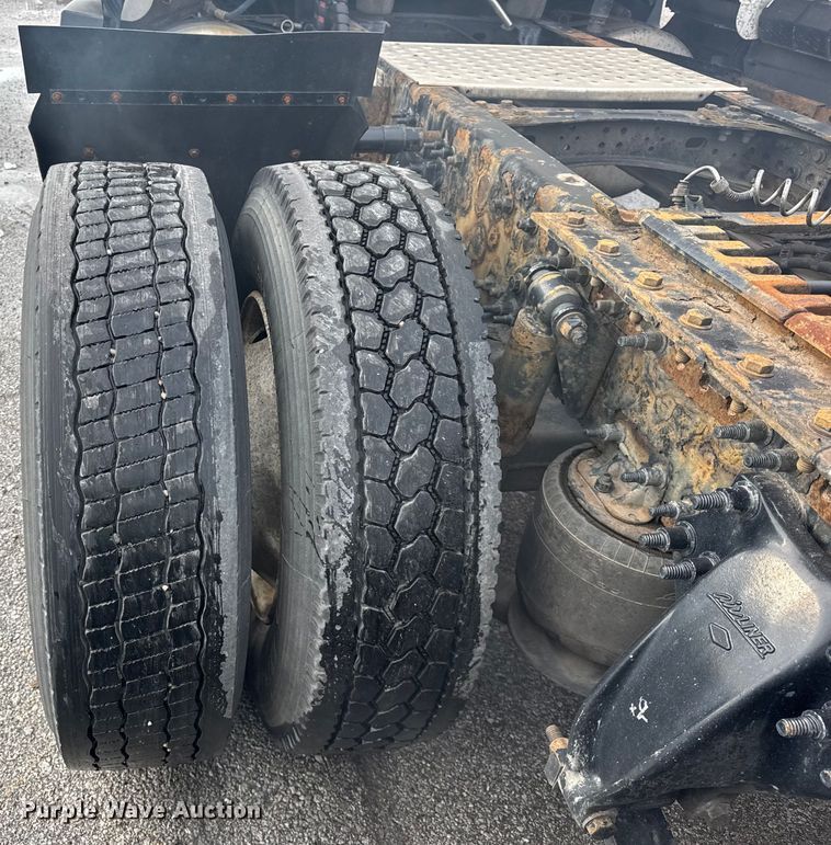 image for item YA1675 2018 Freightliner Cascadia semi truck