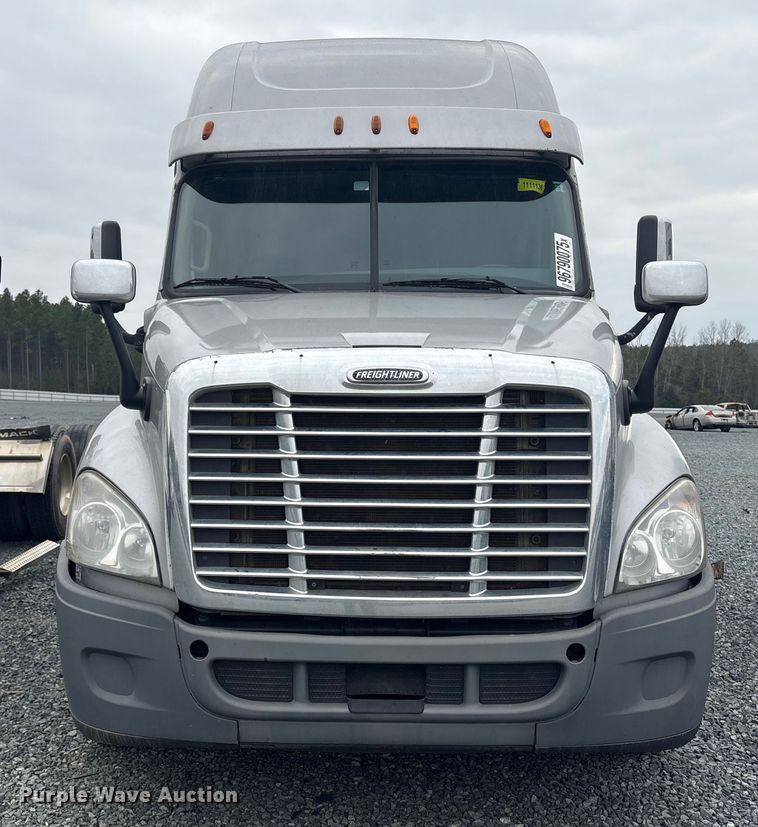 image for item YA1779 2015 Freightliner Cascadia semi truck