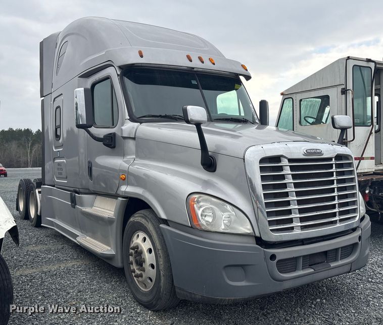 image for item YA1779 2015 Freightliner Cascadia semi truck