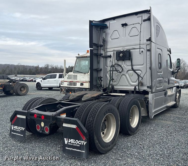 image for item YA1779 2015 Freightliner Cascadia semi truck