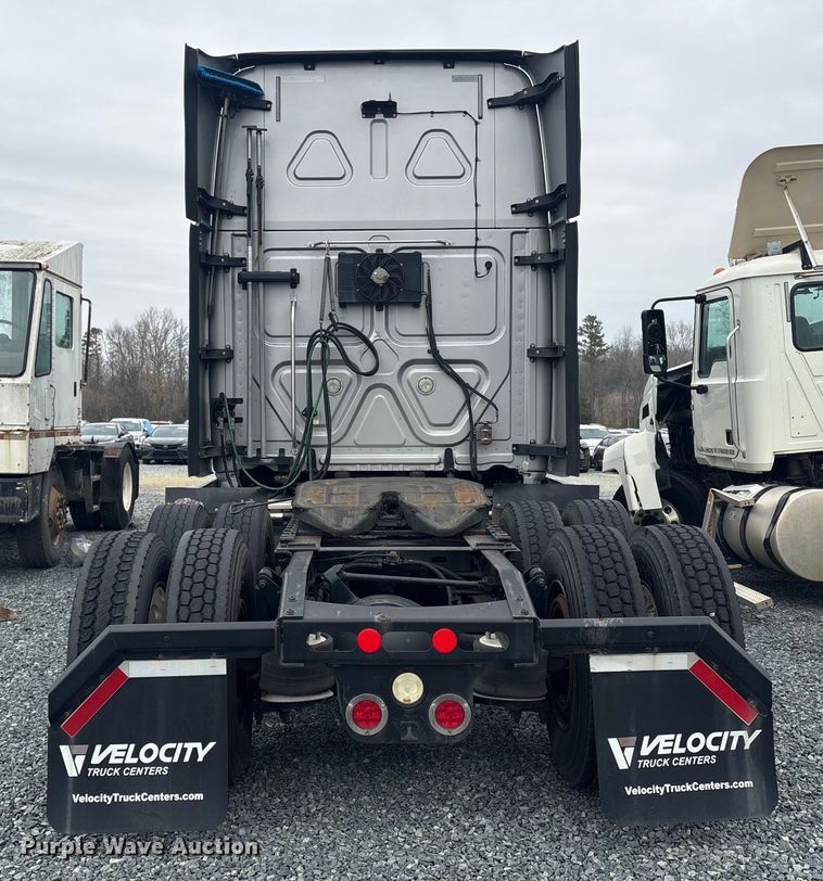 image for item YA1779 2015 Freightliner Cascadia semi truck