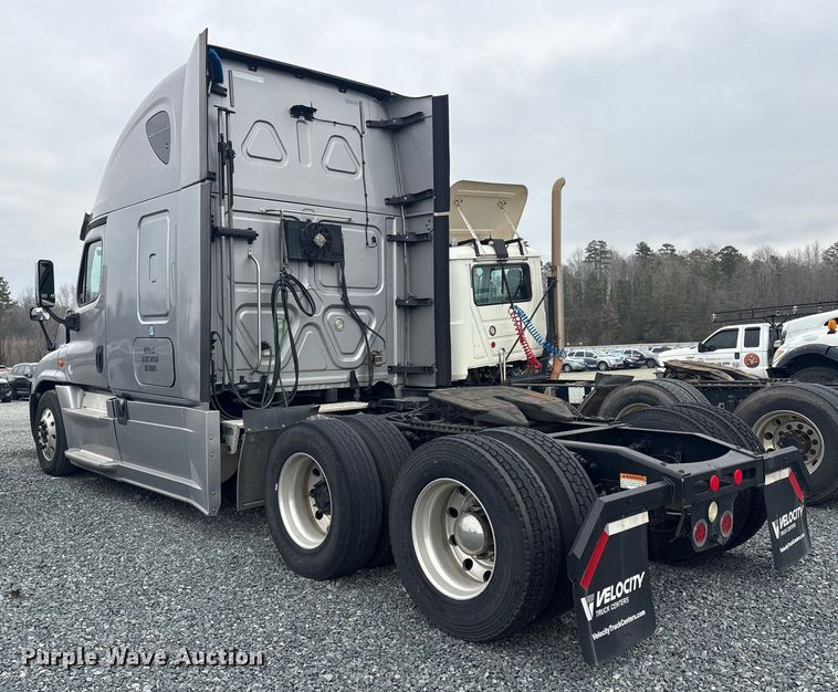image for item YA1779 2015 Freightliner Cascadia semi truck