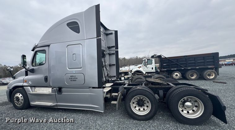 image for item YA1779 2015 Freightliner Cascadia semi truck