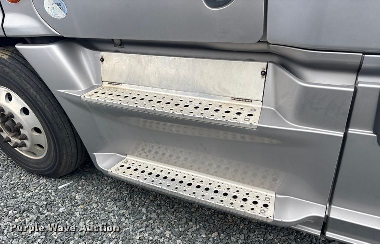 image for item YA1779 2015 Freightliner Cascadia semi truck