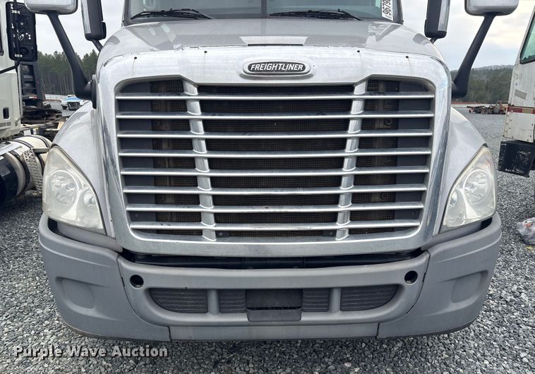 image for item YA1779 2015 Freightliner Cascadia semi truck