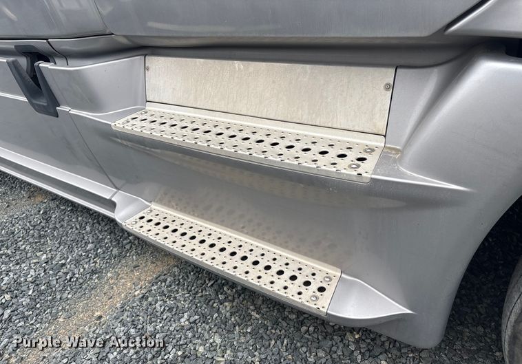 image for item YA1779 2015 Freightliner Cascadia semi truck