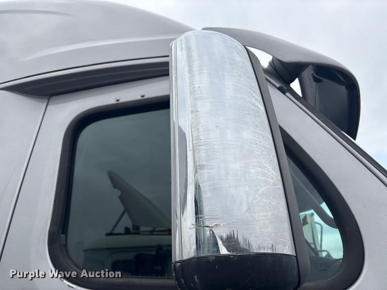 image for item YA1779 2015 Freightliner Cascadia semi truck