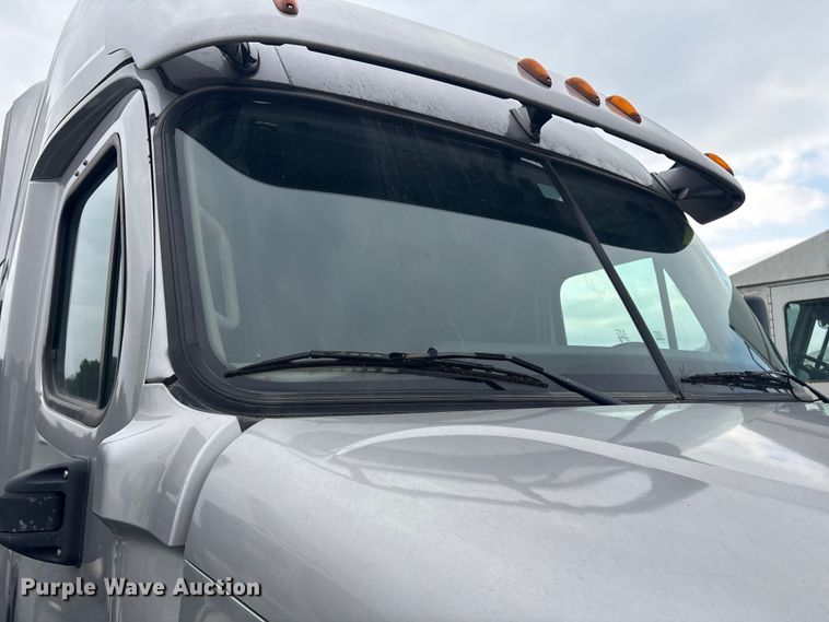 image for item YA1779 2015 Freightliner Cascadia semi truck