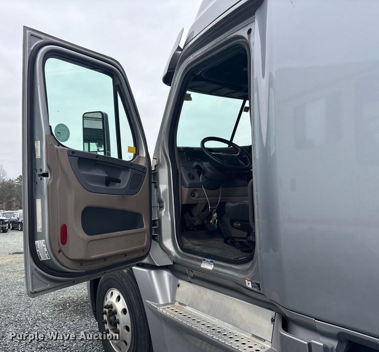 image for item YA1779 2015 Freightliner Cascadia semi truck