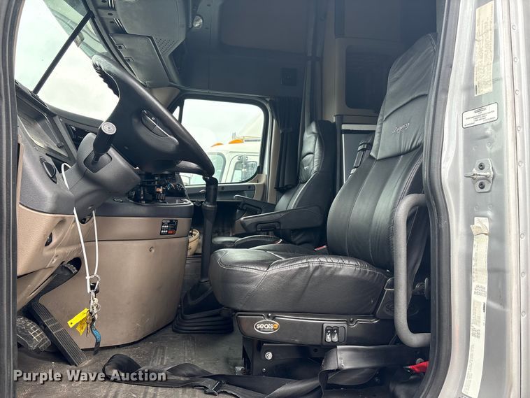 image for item YA1779 2015 Freightliner Cascadia semi truck