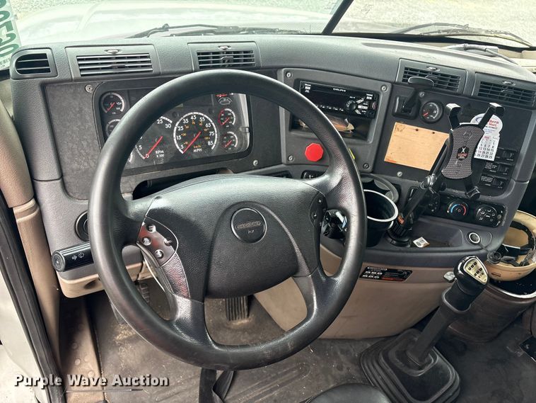 image for item YA1779 2015 Freightliner Cascadia semi truck