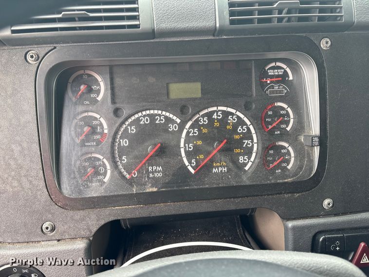 image for item YA1779 2015 Freightliner Cascadia semi truck