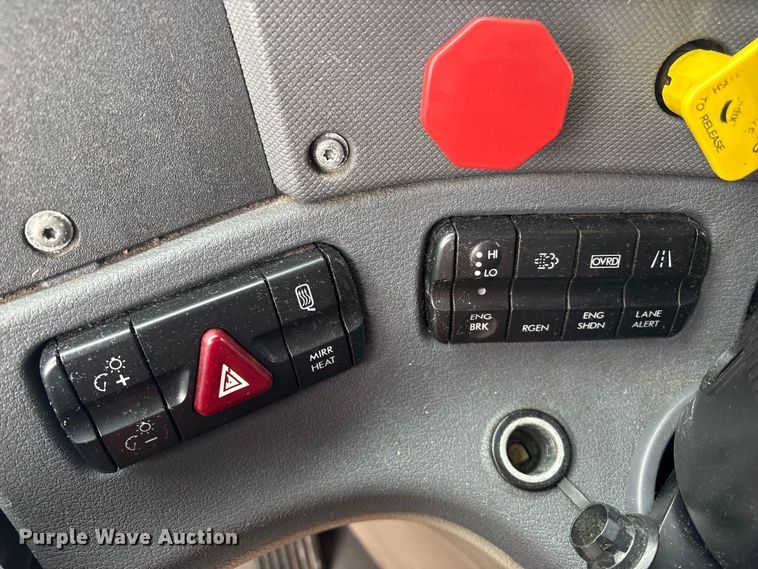 image for item YA1779 2015 Freightliner Cascadia semi truck