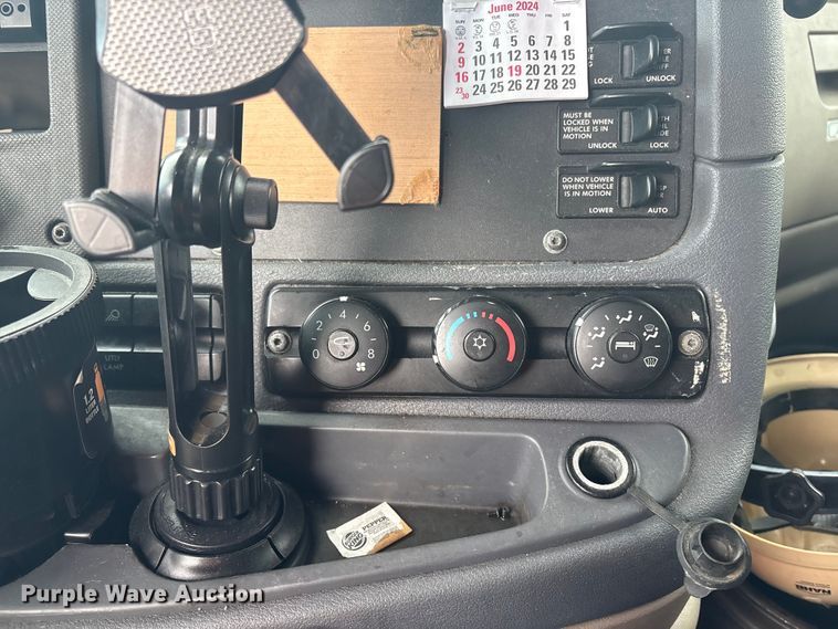 image for item YA1779 2015 Freightliner Cascadia semi truck