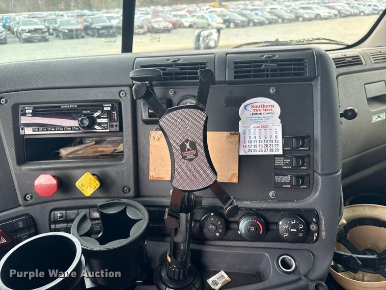 image for item YA1779 2015 Freightliner Cascadia semi truck