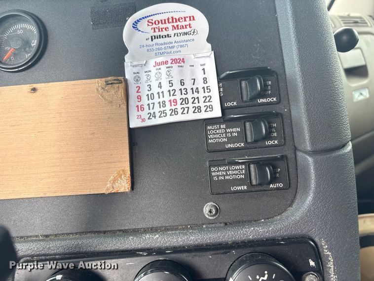 image for item YA1779 2015 Freightliner Cascadia semi truck