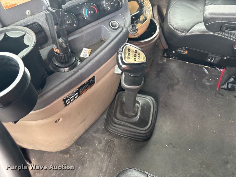 image for item YA1779 2015 Freightliner Cascadia semi truck