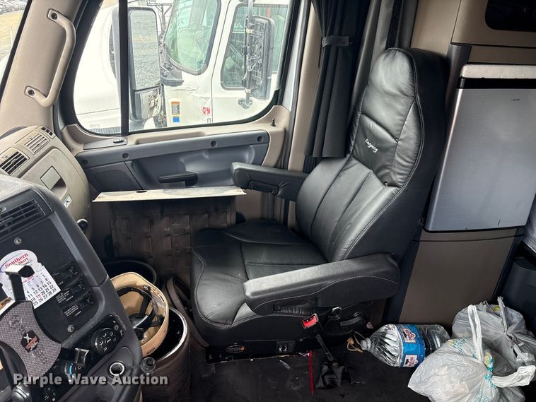 image for item YA1779 2015 Freightliner Cascadia semi truck