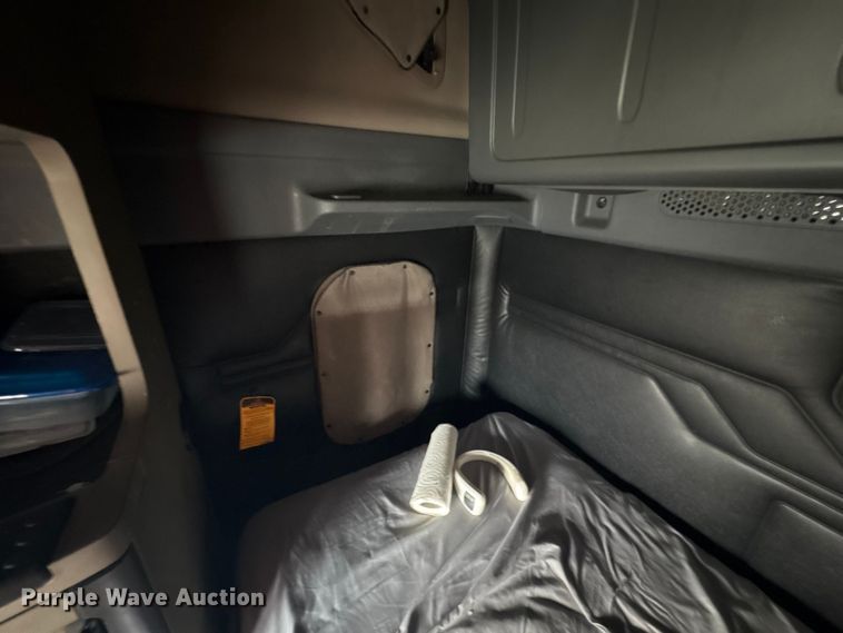 image for item YA1779 2015 Freightliner Cascadia semi truck