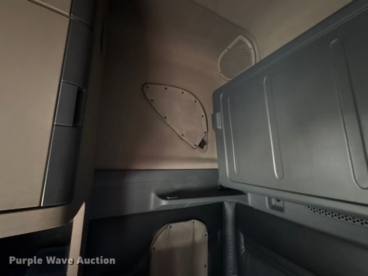 image for item YA1779 2015 Freightliner Cascadia semi truck