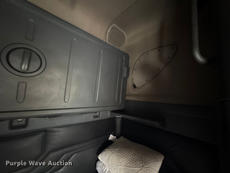 image for item YA1779 2015 Freightliner Cascadia semi truck