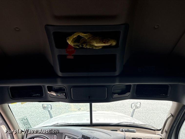 image for item YA1779 2015 Freightliner Cascadia semi truck