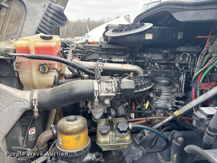 image for item YA1779 2015 Freightliner Cascadia semi truck