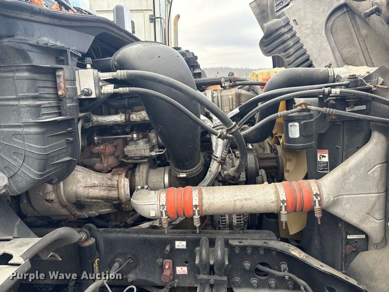 image for item YA1779 2015 Freightliner Cascadia semi truck