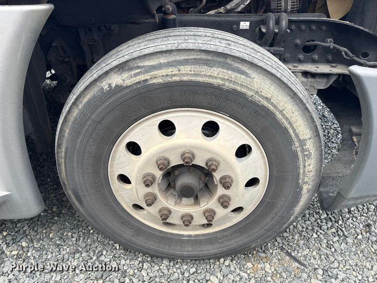 image for item YA1779 2015 Freightliner Cascadia semi truck