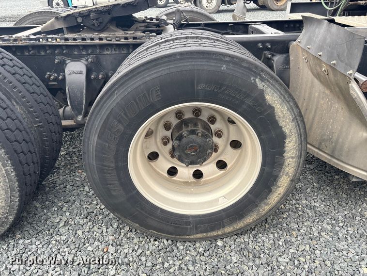 image for item YA1779 2015 Freightliner Cascadia semi truck