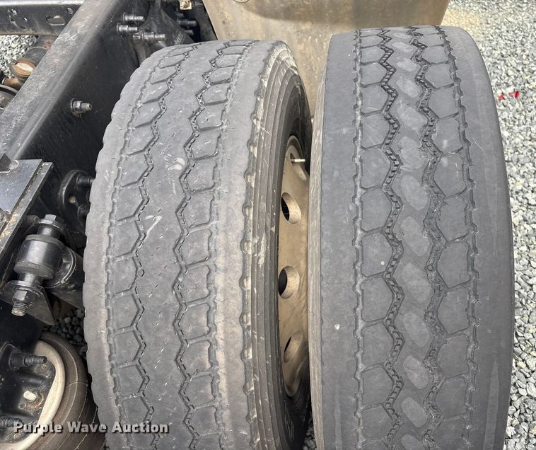 image for item YA1779 2015 Freightliner Cascadia semi truck