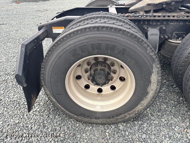 image for item YA1779 2015 Freightliner Cascadia semi truck