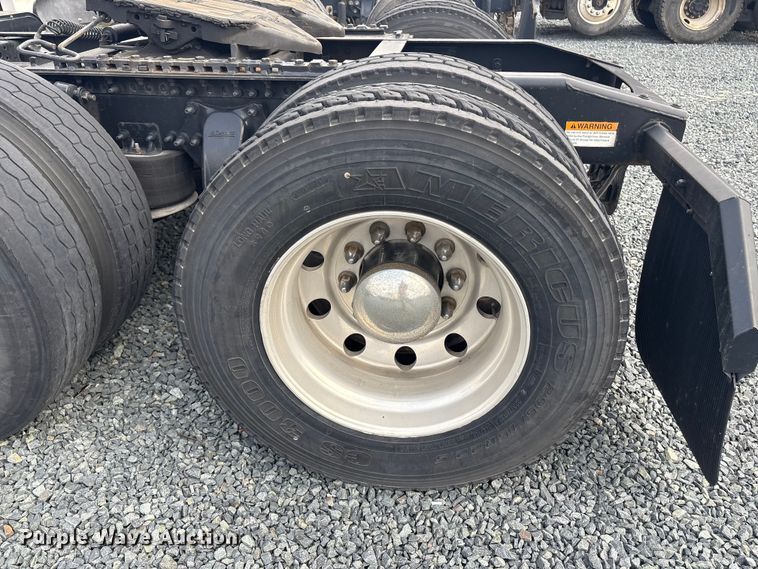 image for item YA1779 2015 Freightliner Cascadia semi truck