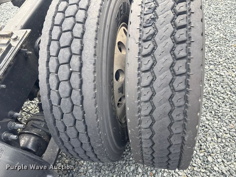 image for item YA1779 2015 Freightliner Cascadia semi truck