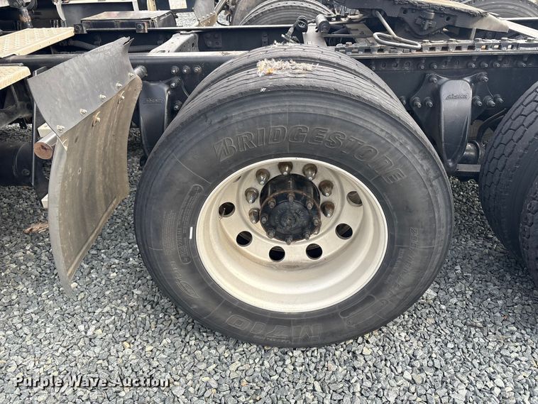 image for item YA1779 2015 Freightliner Cascadia semi truck