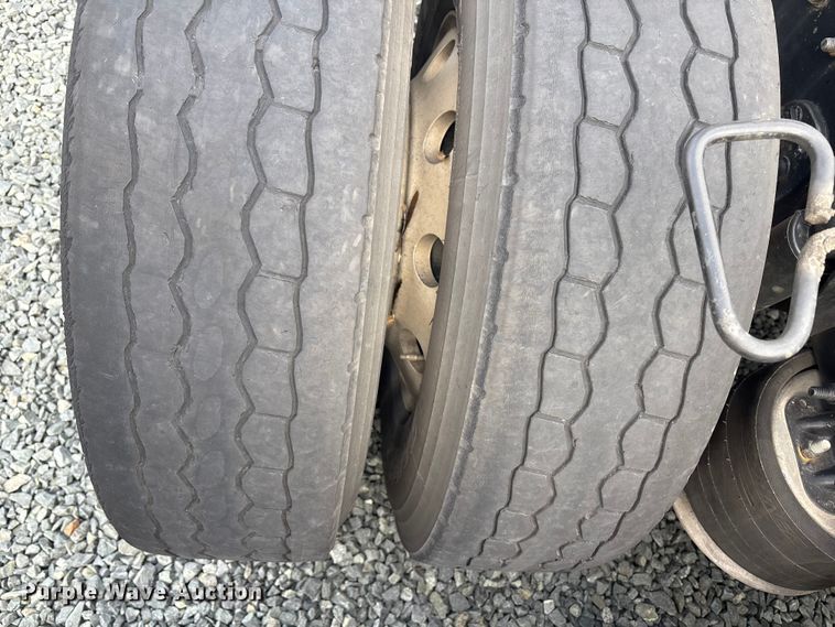 image for item YA1779 2015 Freightliner Cascadia semi truck