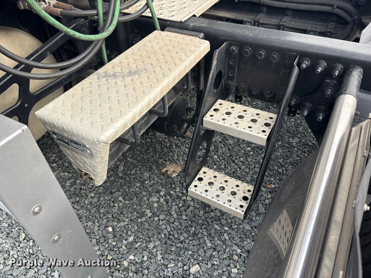 image for item YA1779 2015 Freightliner Cascadia semi truck