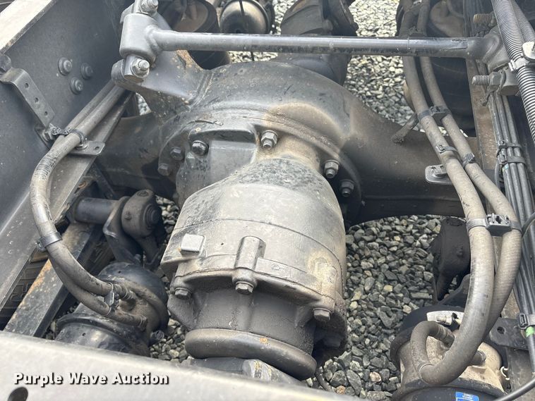 image for item YA1779 2015 Freightliner Cascadia semi truck