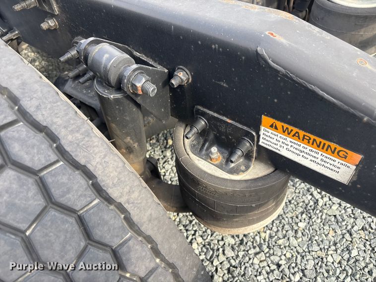 image for item YA1779 2015 Freightliner Cascadia semi truck