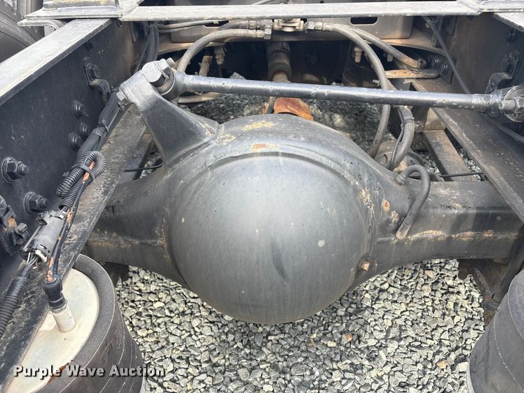 image for item YA1779 2015 Freightliner Cascadia semi truck