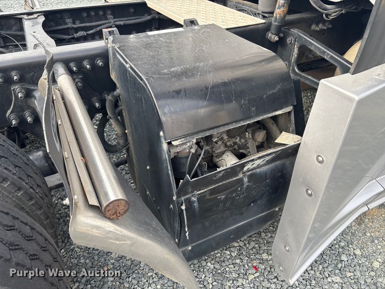 image for item YA1779 2015 Freightliner Cascadia semi truck