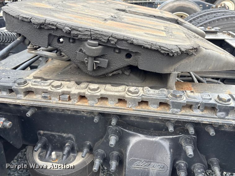 image for item YA1779 2015 Freightliner Cascadia semi truck