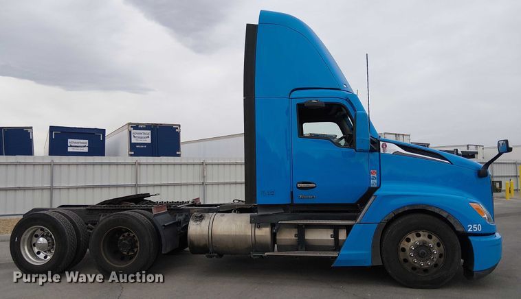 image for item YA1809 2023 Kenworth T680 semi truck