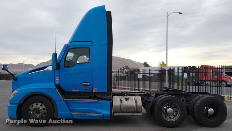 image for item YA1809 2023 Kenworth T680 semi truck
